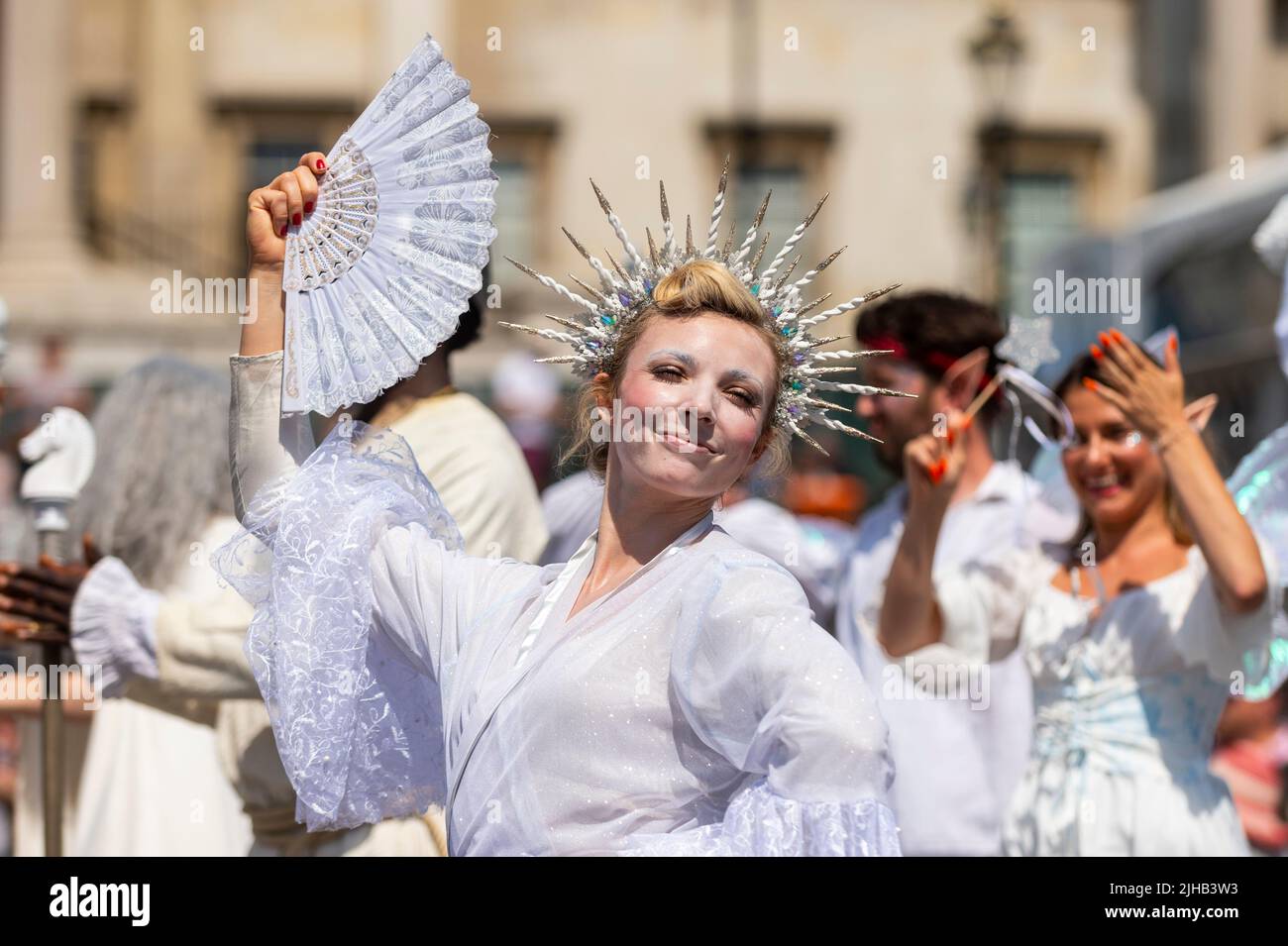 London, Großbritannien. 17. Juli 2022. Schauspieler nehmen an einem lebenden Schachspiel Teil, das das Spiel Gary Kasparov und Deep Blue auf dem Chess Fest auf dem Trafalgar Square nachbildet. Die Veranstaltung feiert das Schachspiel, bei dem Besucher das Spiel lernen, Schach spielen oder einen Großmeister herausfordern können. In diesem Jahr wird der 50.. Jahrestag des Schachweltmeisterschaftsspiel 1972 zwischen dem Amerikaner, Bobby Fischer und dem Sowjet, Boris Spassky, gefeiert. Kredit: Stephen Chung / Alamy Live Nachrichten Stockfoto