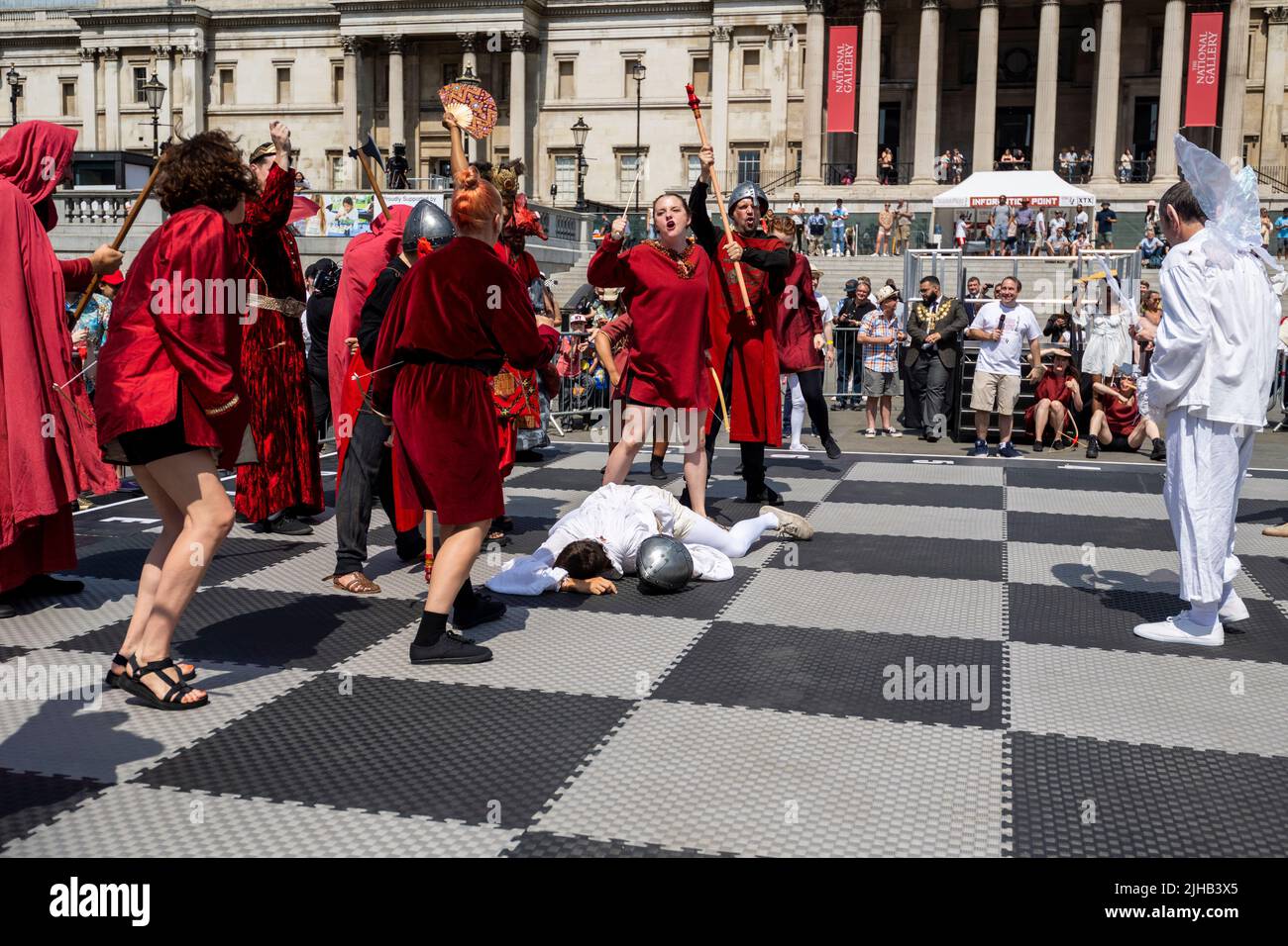 London, Großbritannien. 17. Juli 2022. Schauspieler nehmen an einem lebenden Schachspiel Teil, das das Spiel Gary Kasparov und Deep Blue auf dem Chess Fest auf dem Trafalgar Square nachbildet. Die Veranstaltung feiert das Schachspiel, bei dem Besucher das Spiel lernen, Schach spielen oder einen Großmeister herausfordern können. In diesem Jahr wird der 50.. Jahrestag des Schachweltmeisterschaftsspiel 1972 zwischen dem Amerikaner, Bobby Fischer und dem Sowjet, Boris Spassky, gefeiert. Kredit: Stephen Chung / Alamy Live Nachrichten Stockfoto