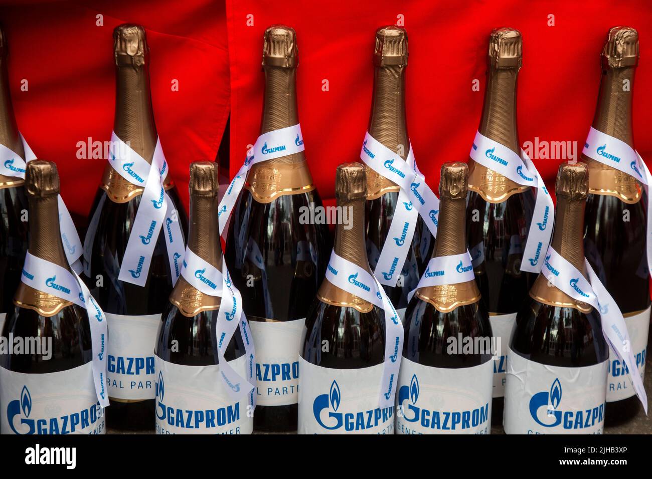 Moskau, Russland. 16.. Juli 2022. Sekt-Flaschen mit dem Gazprom-Logo befinden sich bei einer Zeremonie zum Abschluss der Silk Way Rally, einer Rallye-Razzia von Astrachan nach Moskau, im Moskauer Luzhniki-Sportkomplex in Russland Stockfoto