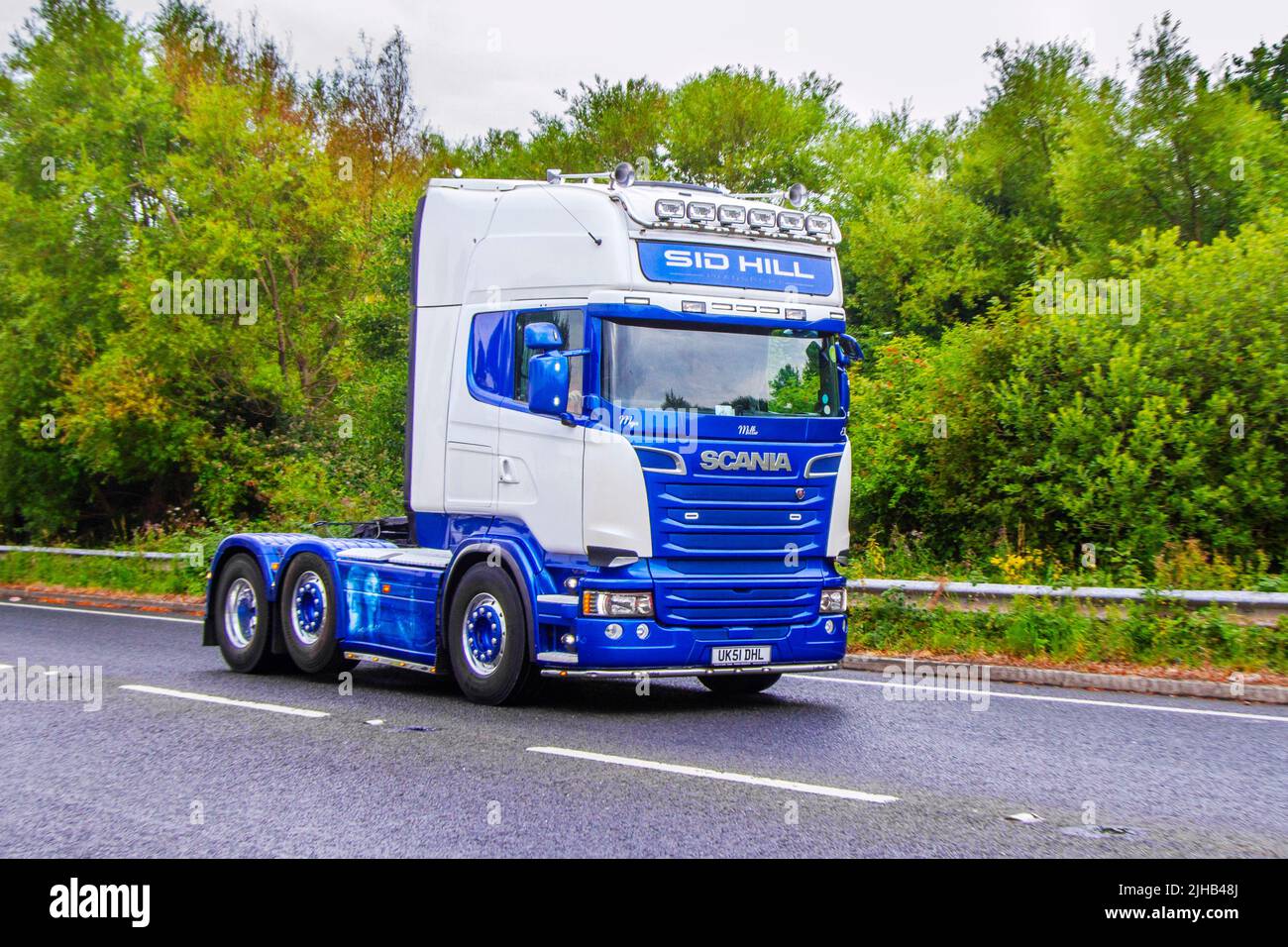2016 blau weiß SCANIA R450 LA Tractor Unit 12740cc Antriebsstrang; Sid Hill Transport Ltd Massive Transporter & Mega Trucks; unterwegs zum Fleetwood Festival of Transport, Großbritannien Stockfoto
