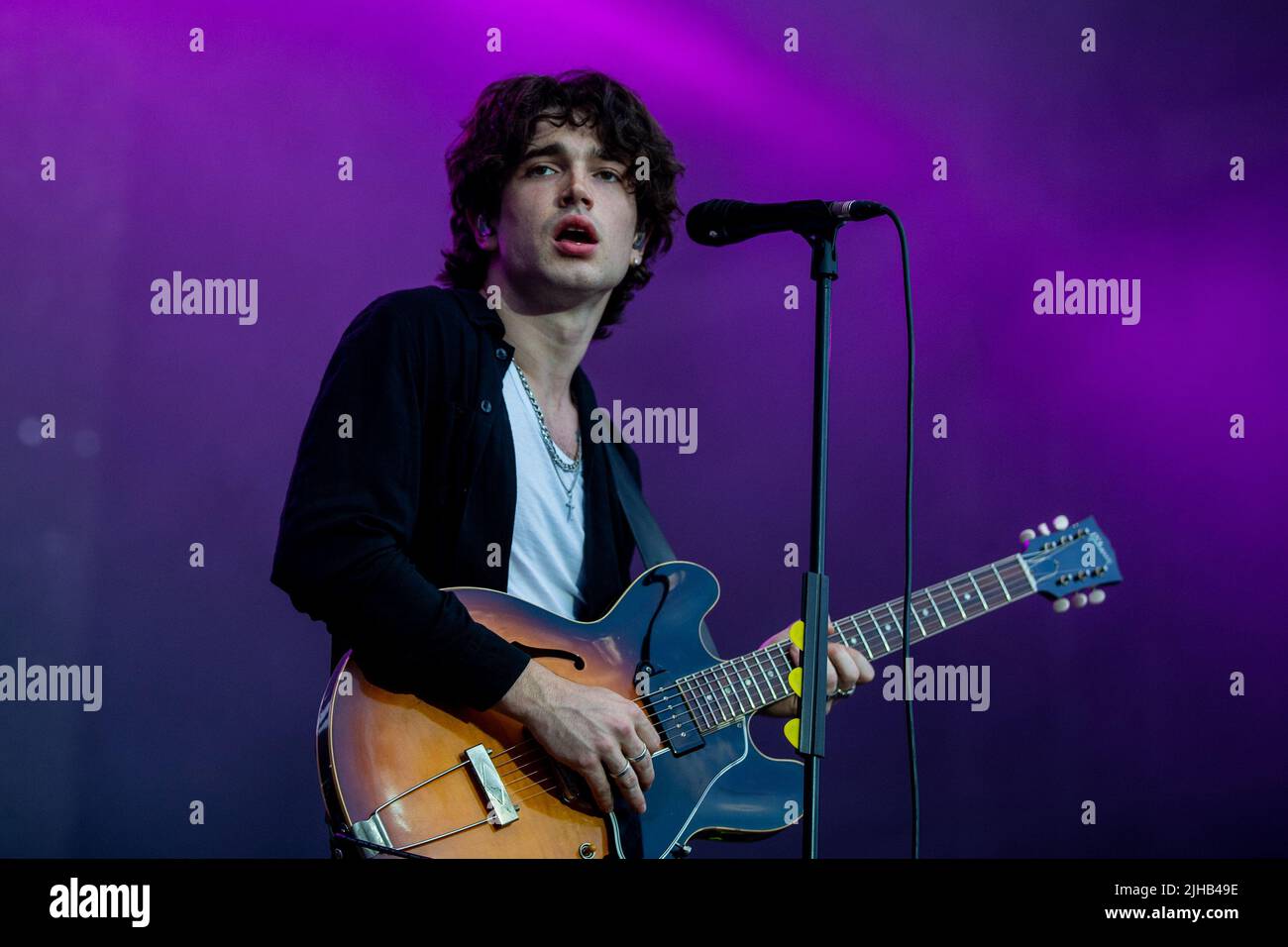 Sänger und Gitarrist Elijah Hewson von Inhaler tritt während des Musikfestivals Colours of Ostrava am Samstag, 16. Juli 2022, Ostrava, Tschechien, auf. (CTK-Foto/Vladimir Prycek) Stockfoto