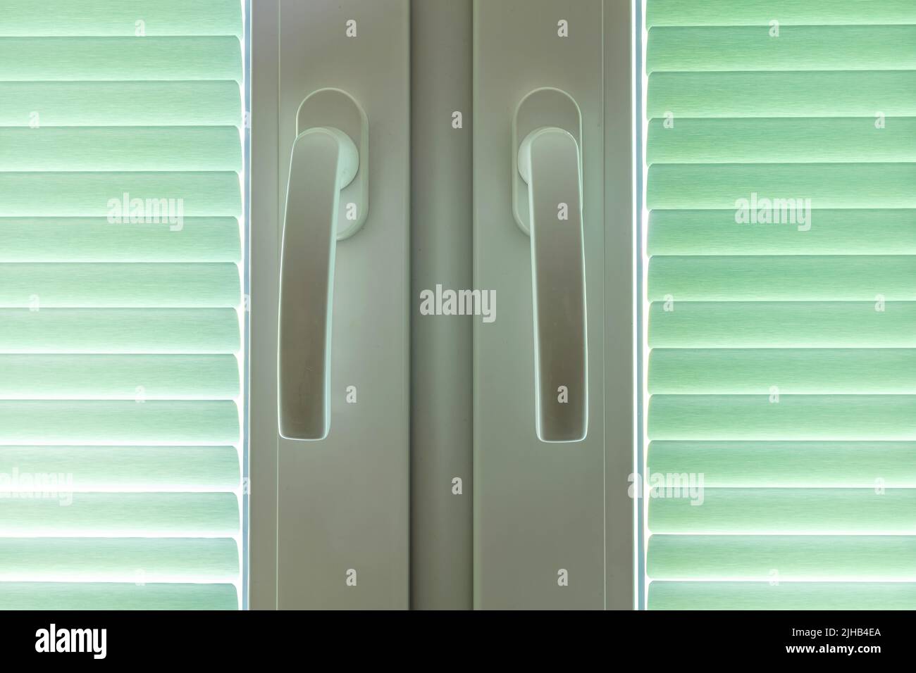 Doppelfenster mit geschlossenen Faltenrollos Stockfoto