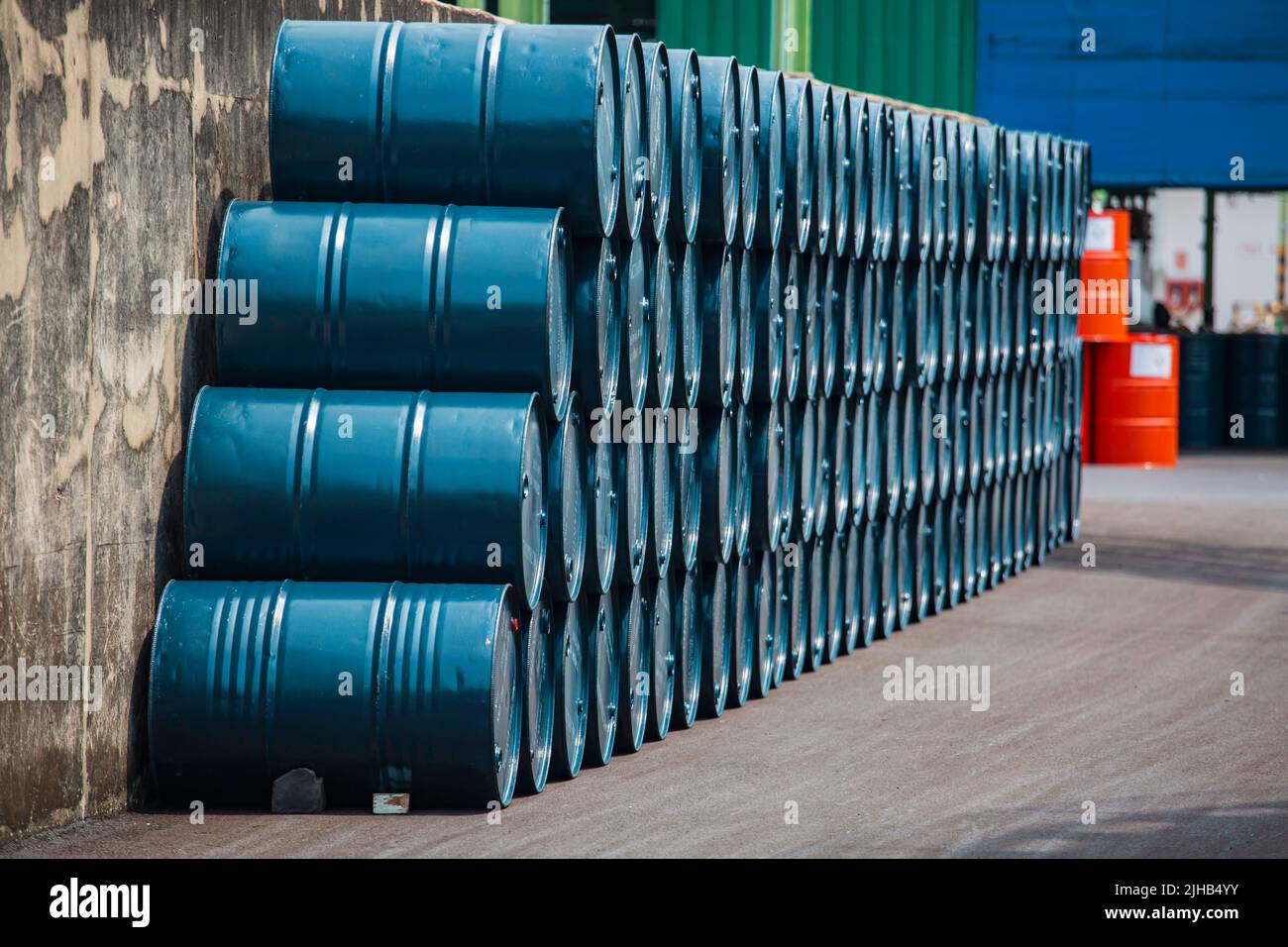 Ölfässer, grüne oder chemische Fässer, horizontal gestapelt Stockfoto