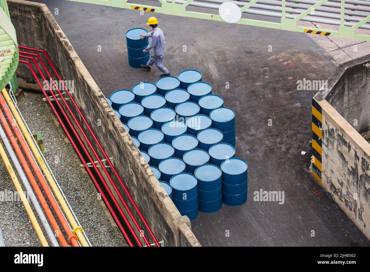 Draufsicht Ölfässer vertikale Bewegung für auf den männlichen Arbeiter helfen zu arrangieren. Stockfoto