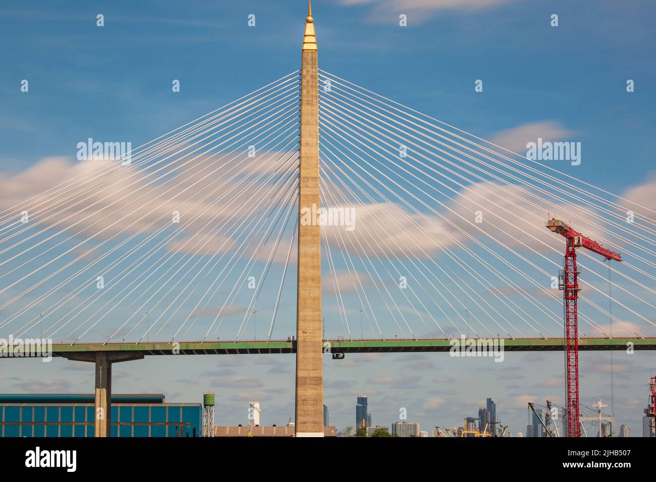 Hängebrücke der Sichtbrücke blauer Himmel Wolkenbewegung Stockfoto