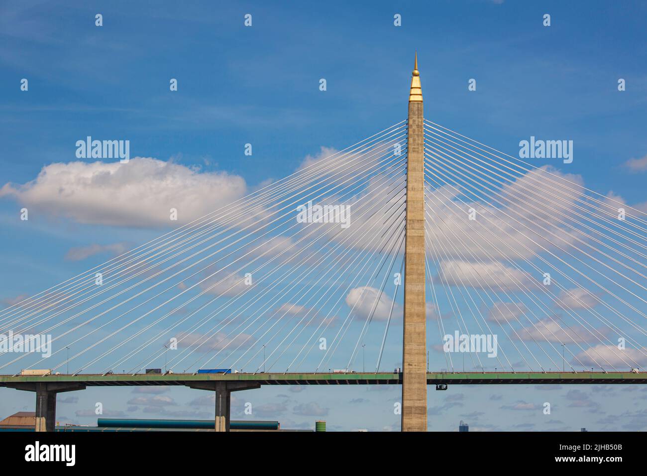 Hängebrücke der Sichtbrücke blauer Himmel Wolkenbewegung Stockfoto