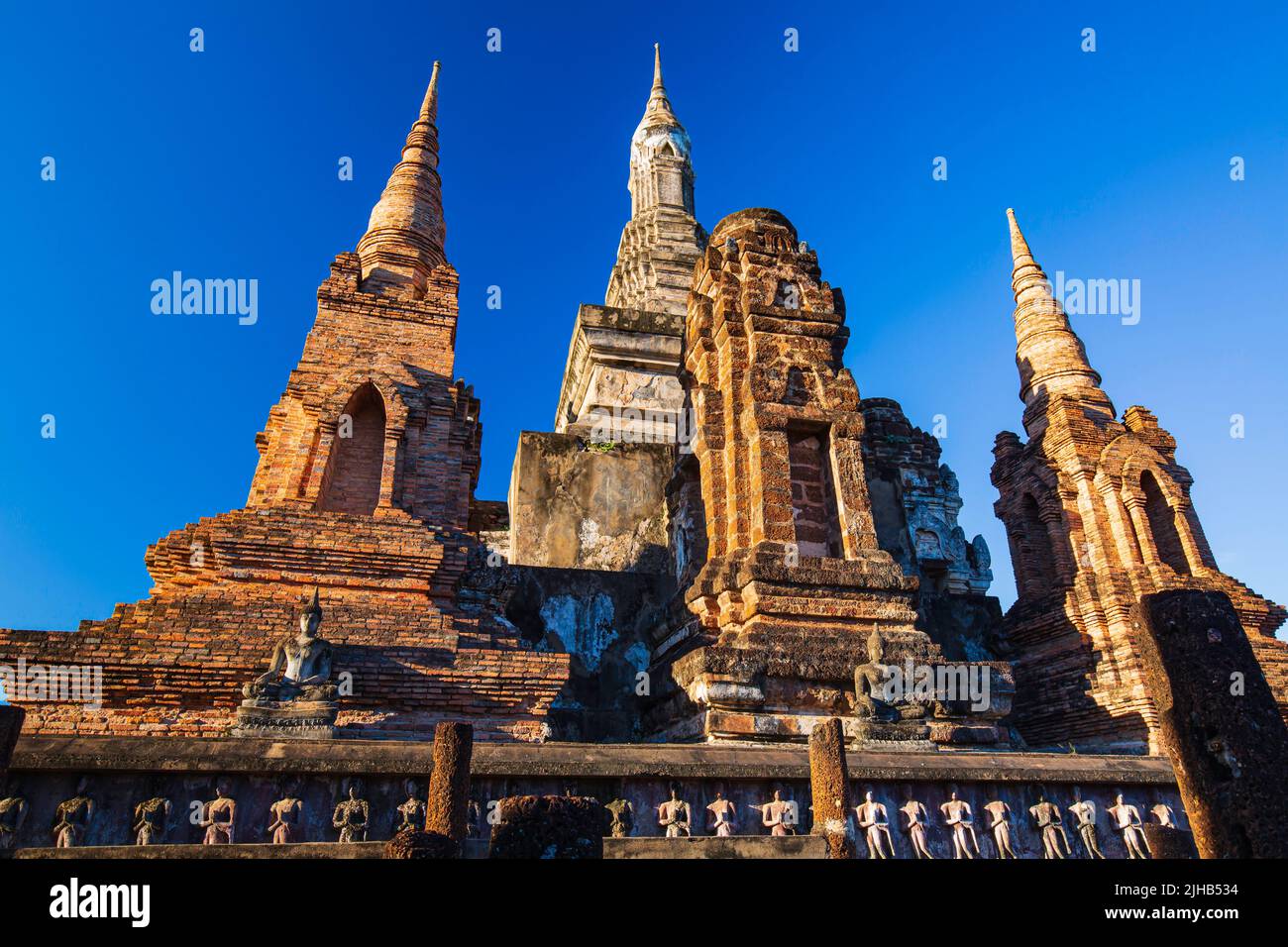 Stupa am Wat Mahathat Tempel im Historischen Park in Sukhothai blauer Himmel Stockfoto