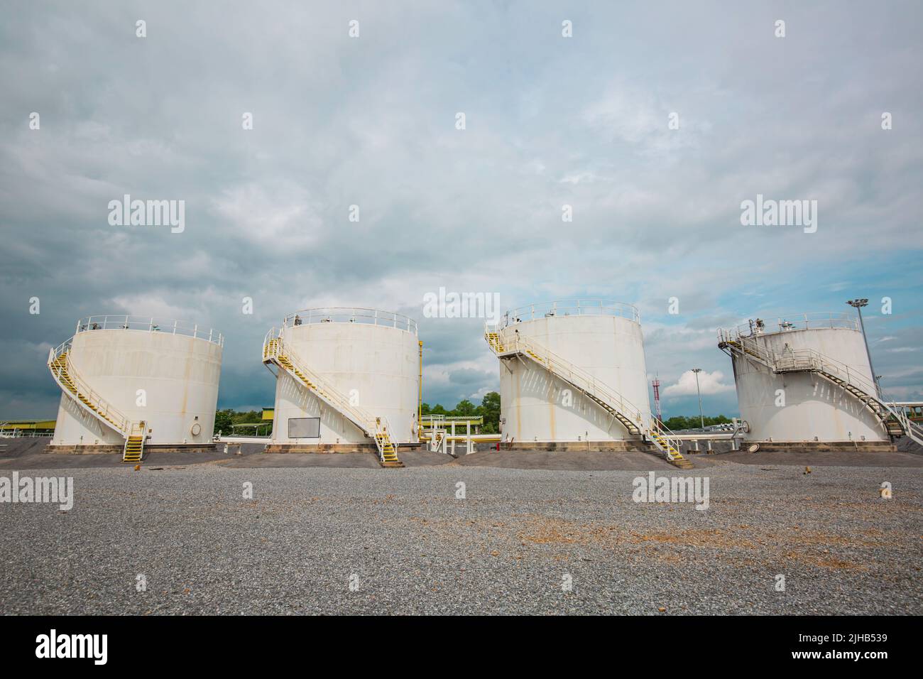 Die Reihe von kleinen weißen Tanks für Tankstelle und Raffinerie-Ersatzteile. Stockfoto