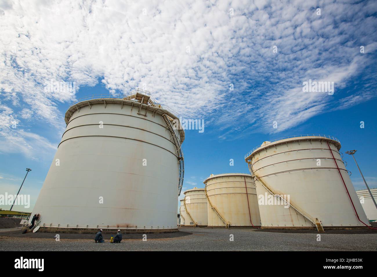 Die Reihe der großen weißen Tanks für Tankstelle und Raffinerie-Ersatzteile. Stockfoto