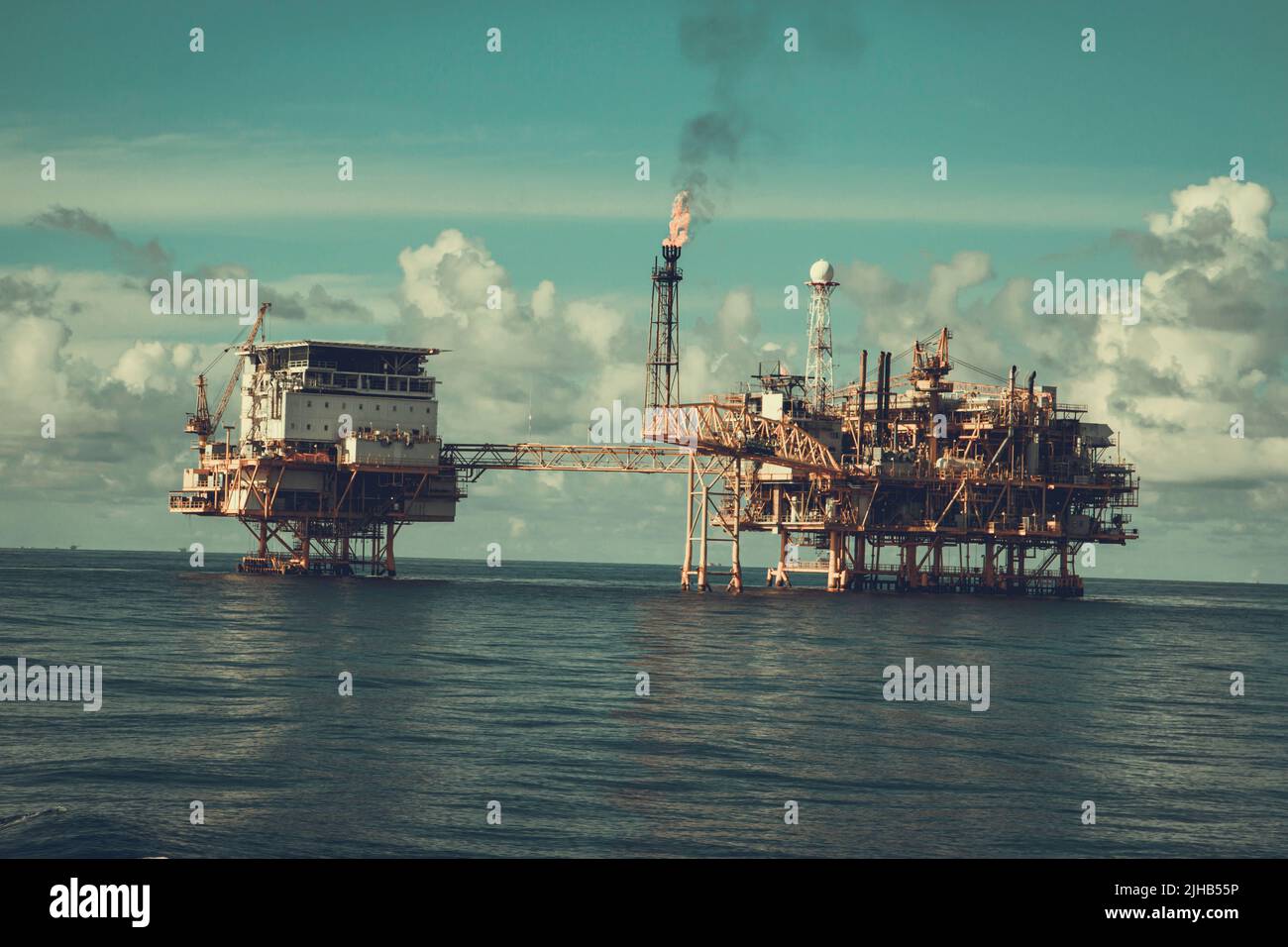 Offshore-Plattform die Industrie im Meer ist eine Erdölleitung zur Erdölförderung. Stockfoto