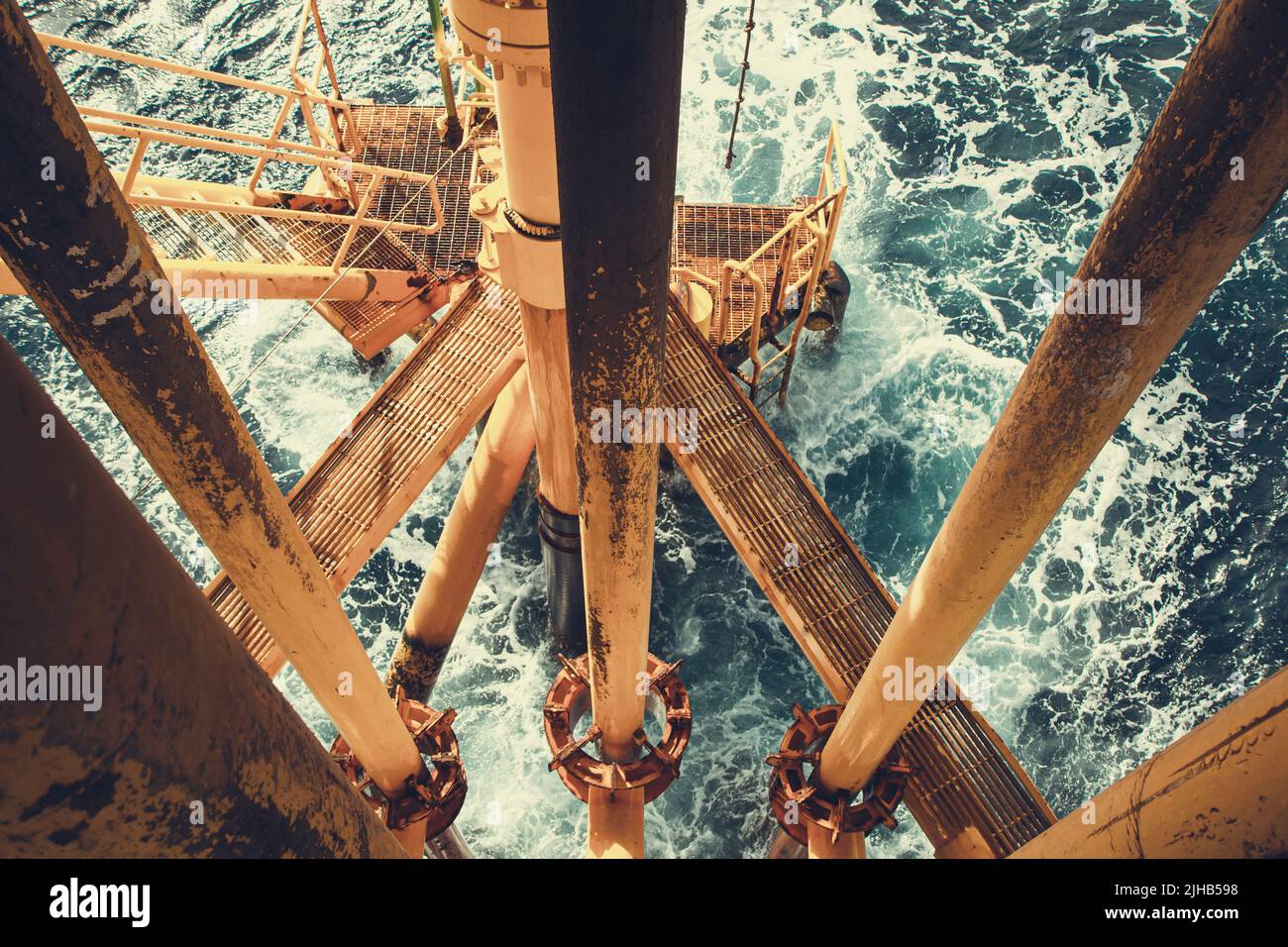 Offshore-Bohrer gelbe Öl- und Gaswellen Meeresproduktion Erdölpipeline. Stockfoto