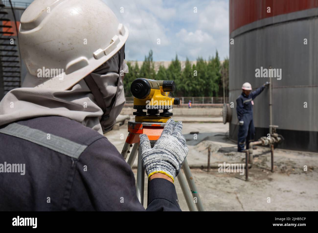 Inspektionsniveau des Lagertanks bei männlichen Mitarbeitern Stockfoto