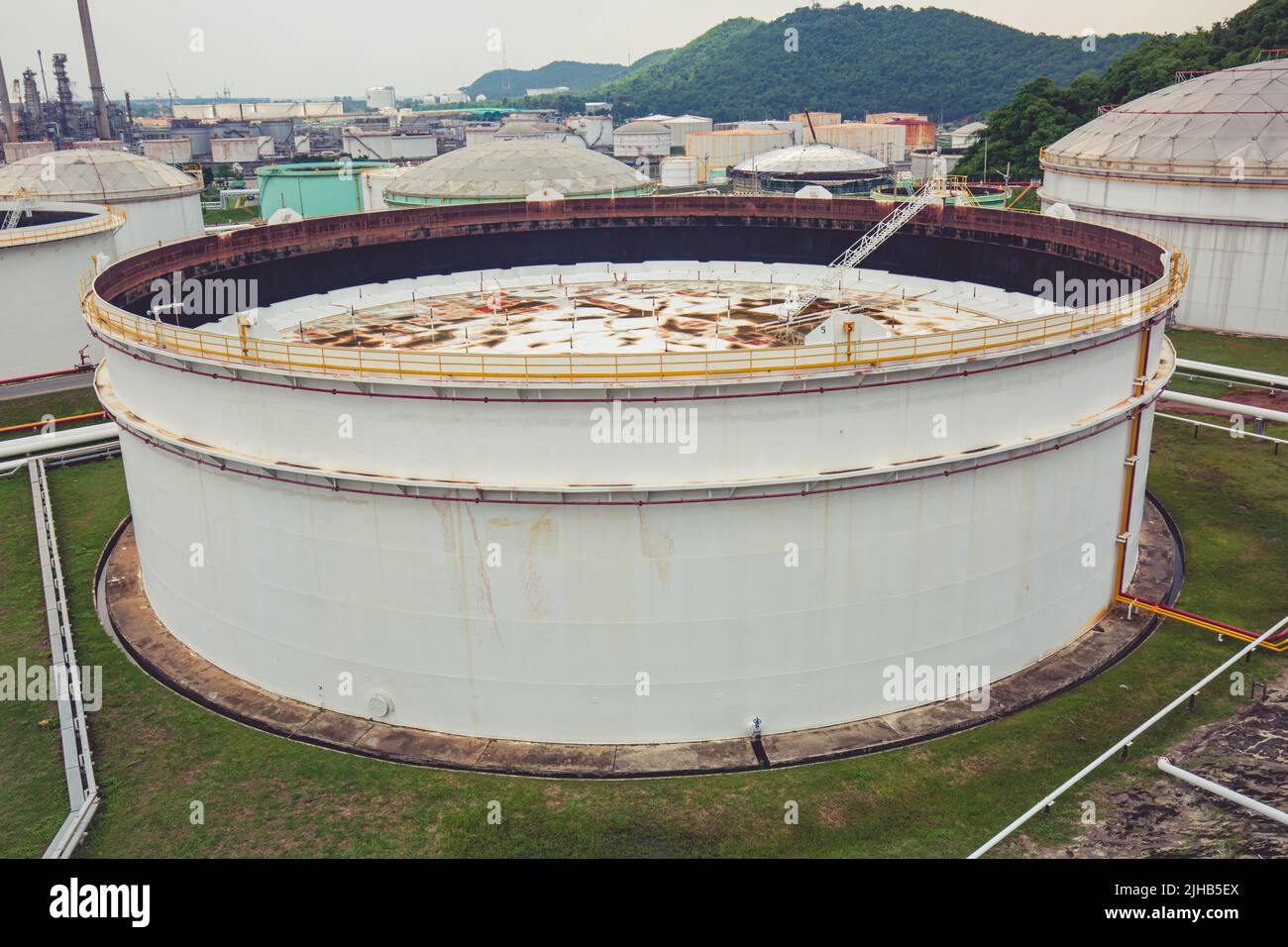 Großer Öllagertank mit Pipeline für Ölraffinerie-Werk Stockfoto