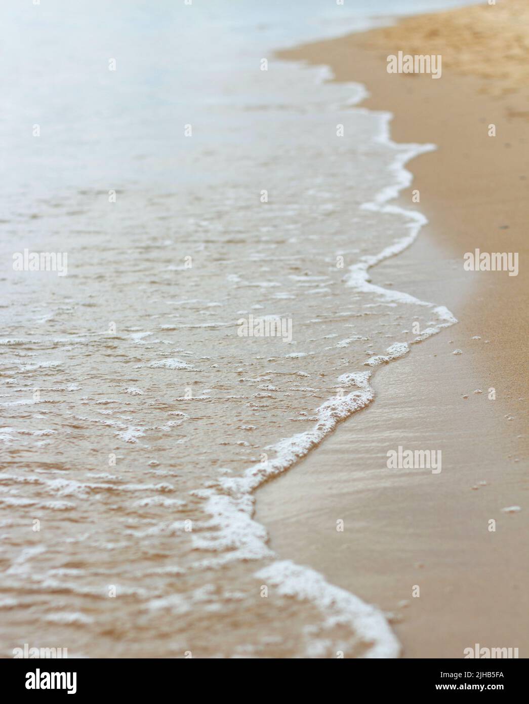 Meereswelle und Sand am Strand Stockfoto