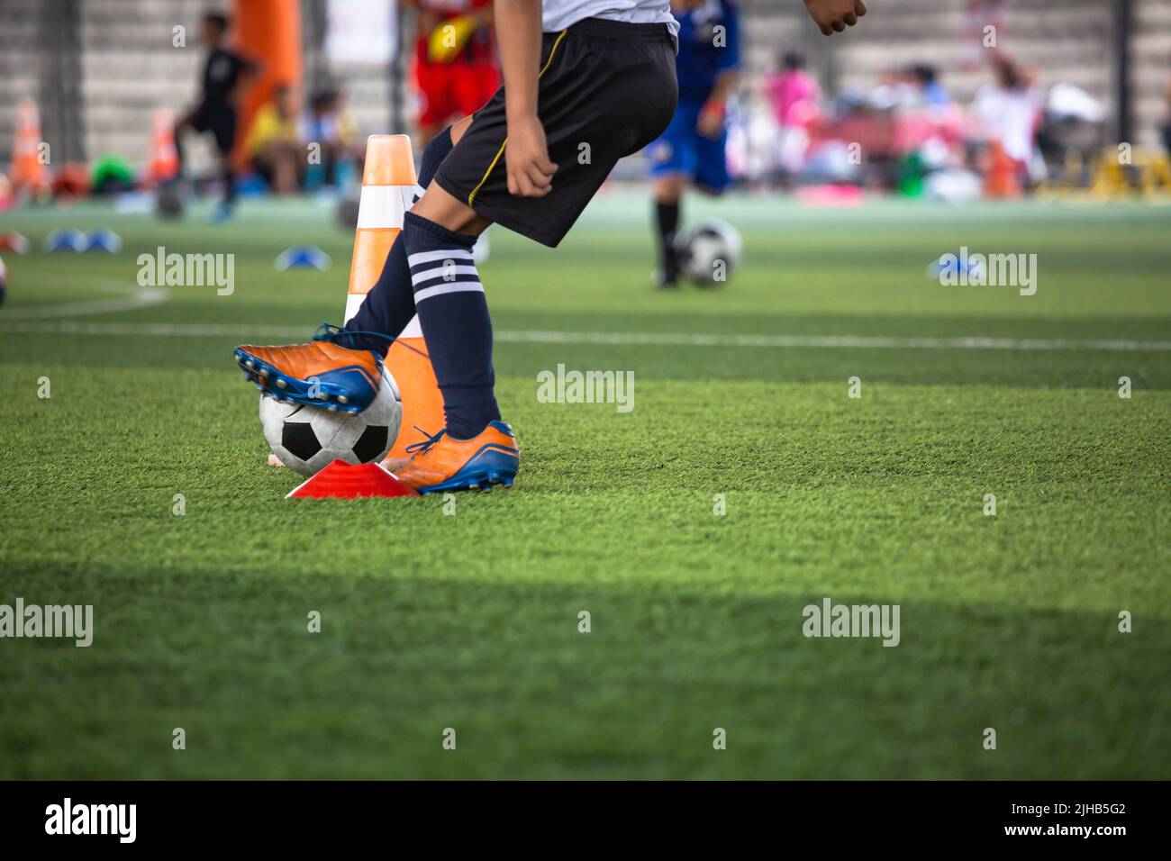 Fußball-Taktik auf Rasenplatz mit Kegel für die Ausbildung Hintergrund Training Kinder in Fußball-Akademie Stockfoto