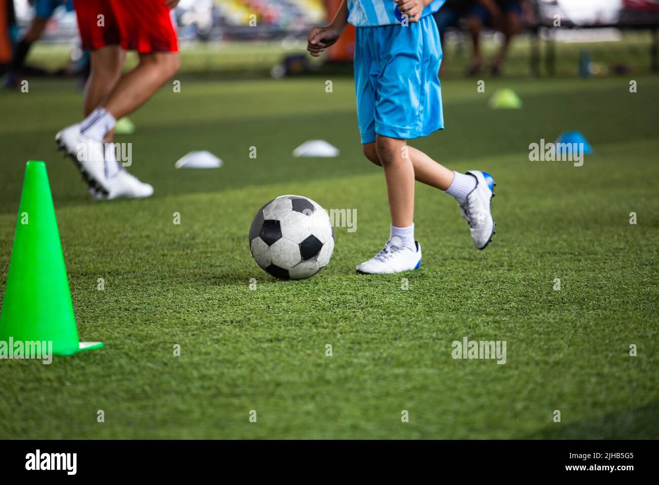 Fußball-Taktik auf Rasenplatz mit Kegel für die Ausbildung Hintergrund Training Kinder in Fußball-Akademie Stockfoto