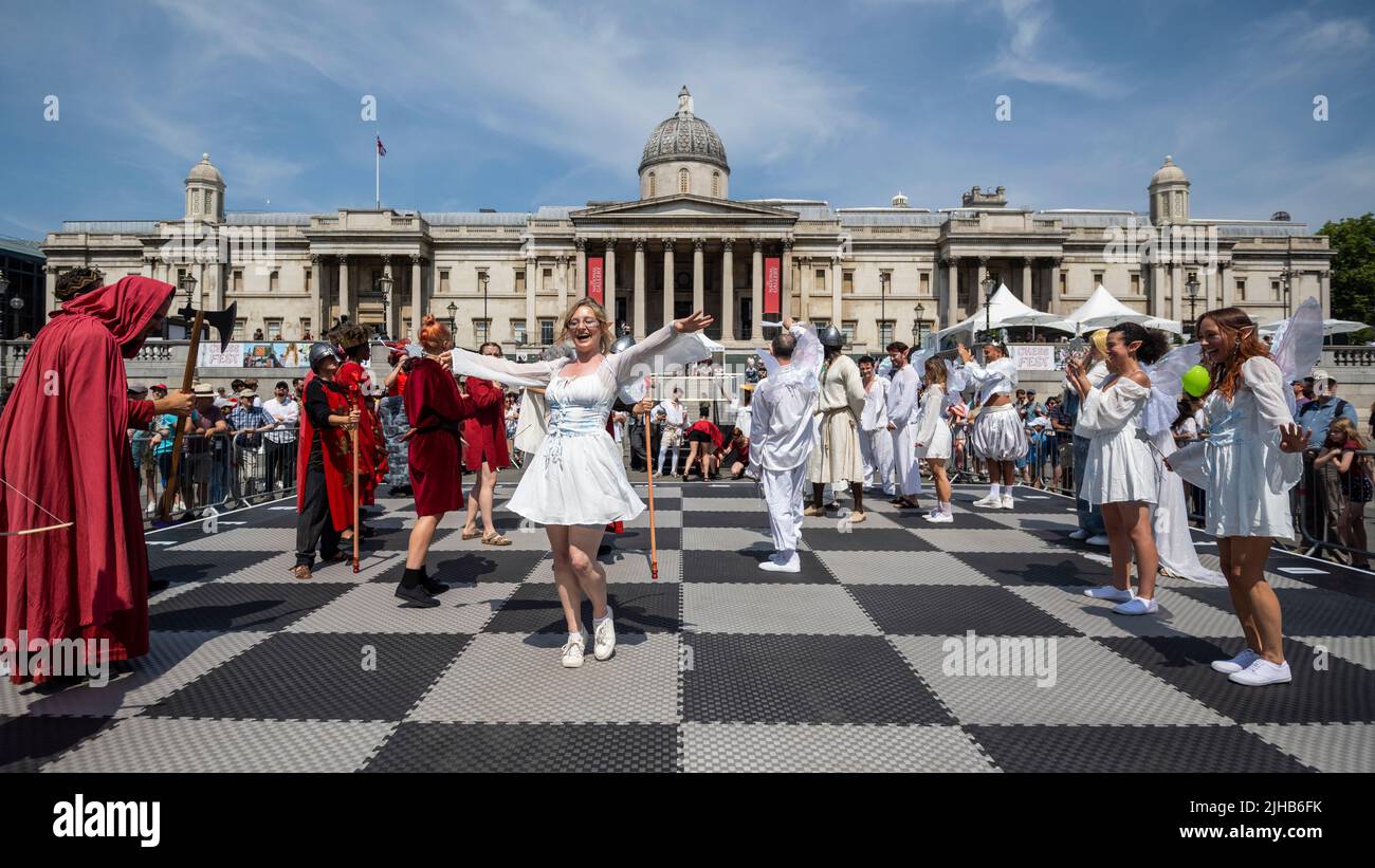 London, Großbritannien. 17. Juli 2022. Schauspieler nehmen an einem lebenden Schachspiel Teil, das das Spiel zwischen Gary Kasparov und Deep Blue beim Chess Fest auf dem Trafalgar Square nachbildet. Die Veranstaltung feiert das Schachspiel, bei dem Besucher das Spiel lernen, Schach spielen oder einen Großmeister herausfordern können. In diesem Jahr wird der 50.. Jahrestag des Schachweltmeisterschaftsspiel 1972 zwischen dem Amerikaner, Bobby Fischer und dem Sowjet, Boris Spassky, gefeiert. Kredit: Stephen Chung / Alamy Live Nachrichten Stockfoto