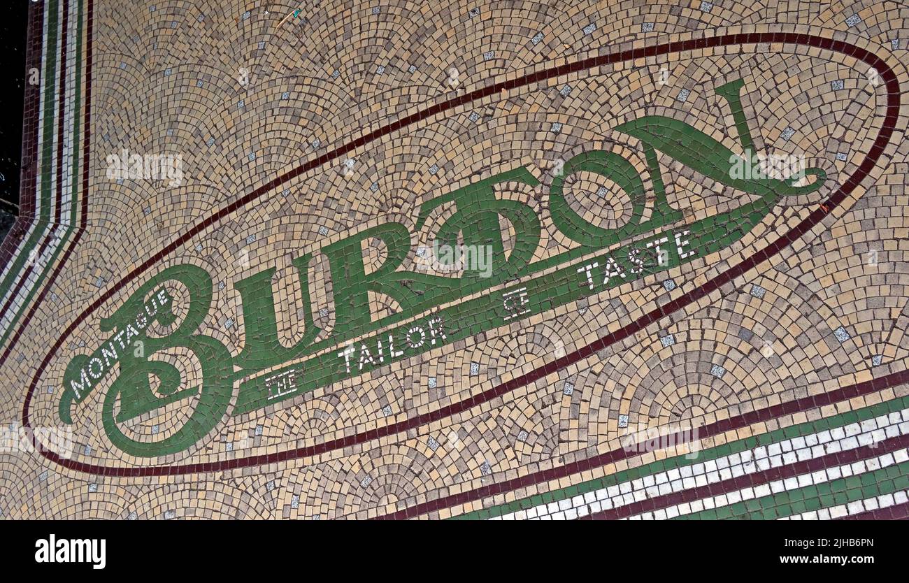 Montague Burton Logo als Eingangsmosaik, der Schneider des Geschmacks, britischer Herrenmode-Einzelhändler. Hier in einem leeren Laden in Runcorn Town, Keshire, England, Großbritannien Stockfoto