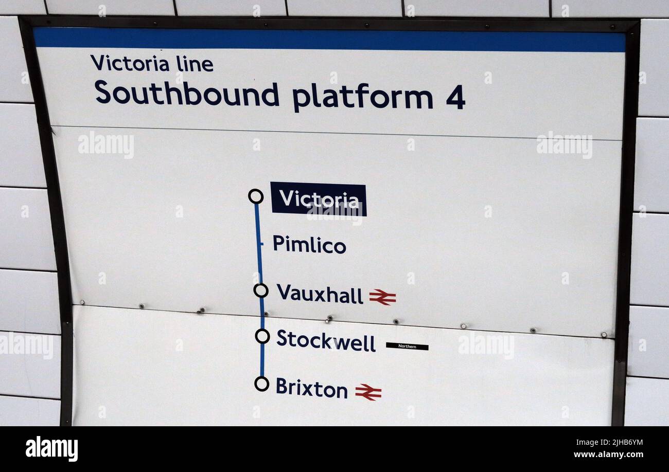 Bahnsteig der Victoria Line - Bahnsteig in Richtung Süden 4,Victoria,Pimlico,Vauxhall,Stockwell,Brixton in London, Großbritannien Stockfoto