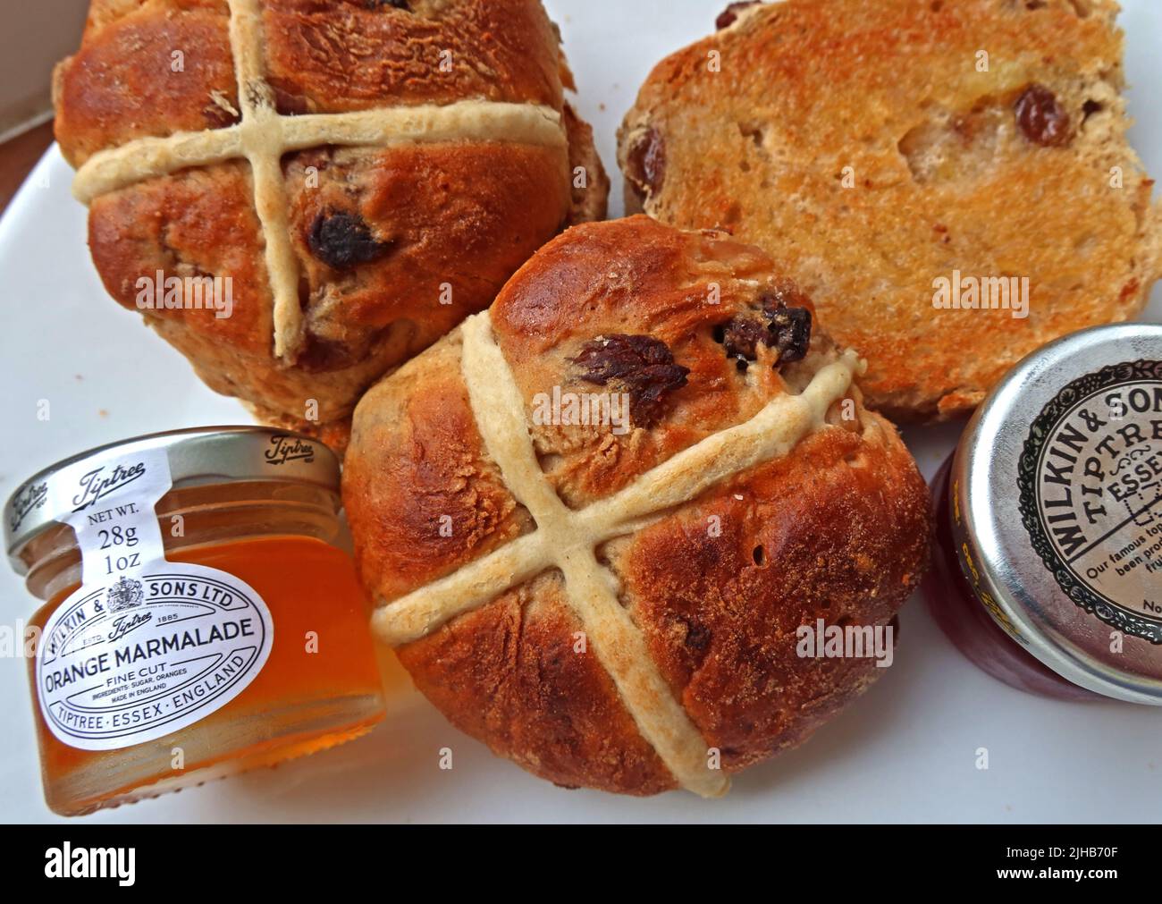 Hot Cross Buns, ganzjährig verfügbar, Marmelade, Marmelade zum Frühstück getoastet, auf einem Teller, Großbritannien Stockfoto