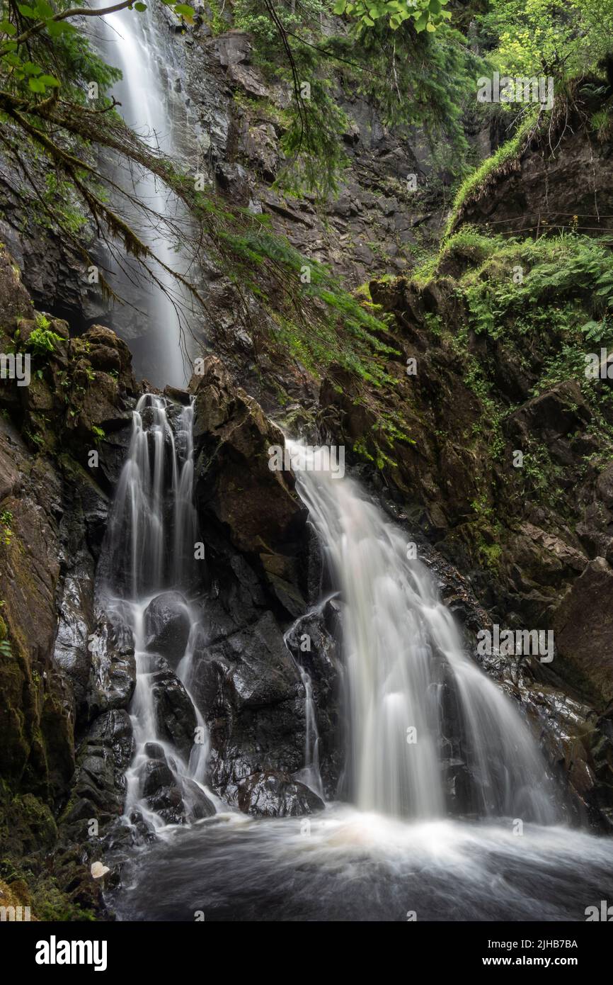 Plodda Falls (Gälisch: EAS Ploda) ist ein Wasserfall, der 5 km südwestlich des Dorfes Tomich in der Nähe von Glen Affric in den schottischen Highlands liegt. Stockfoto