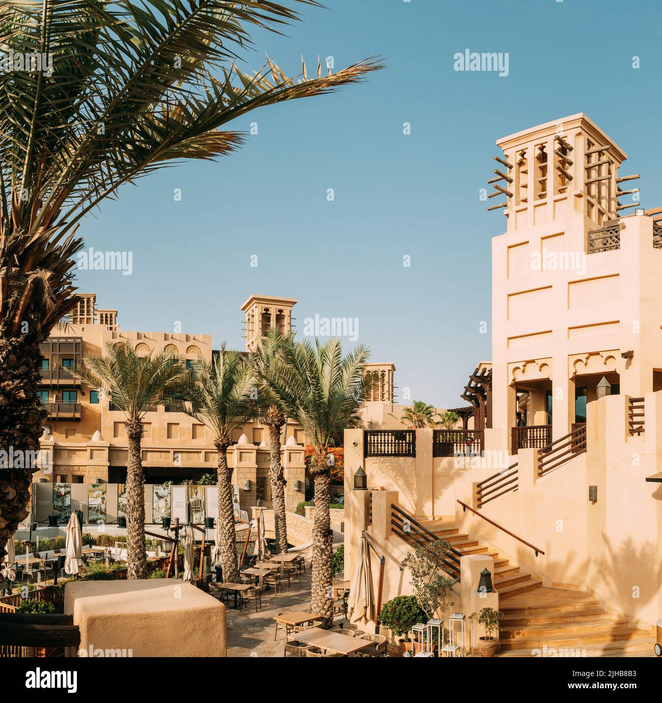 Dubai, VAE, Vereinigte Arabische Emirate – 25. Mai 2021: Blick auf das Madinat Jumeirah Arabian Resort. Es ist das größte Resort im Emirat. Blick auf den Windfänger Stockfoto