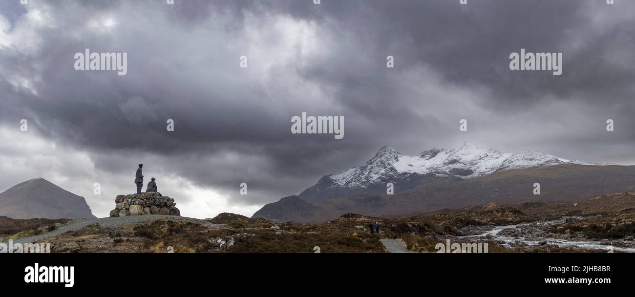 Ein Denkmal für zwei Bergsteigerlegenden - John Mackenzie ( 1856 - 1933) aus Sconser in Skye, und Professor Norman Colliee ( 1859-1942), Sligachan, Stockfoto