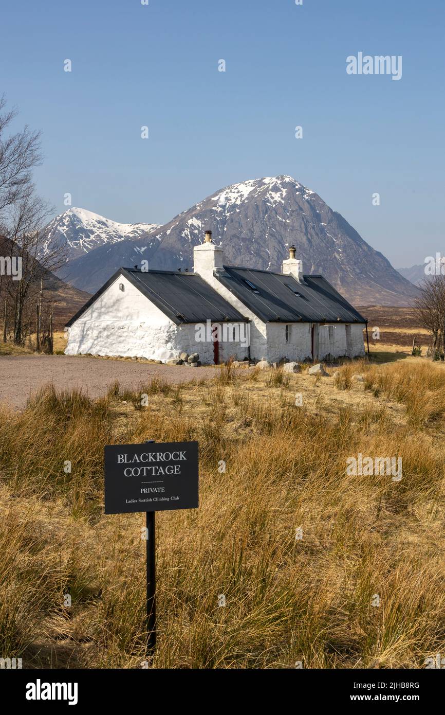 Die berühmte Kletterhütte Black Rock Cottage, vor dem Buachaille Etive Mòr Berg in Glen Coe, Highlands, Schottland Stockfoto