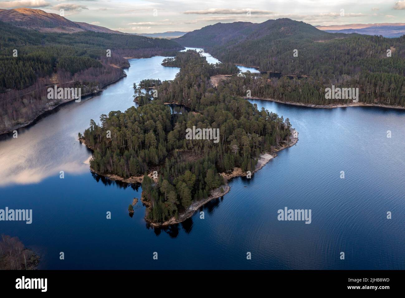 Loch Beinn A' Mheadhoinm, Glen Affric in der Nähe von Cannich, Highlands Scotland. Drohne geschossen Stockfoto