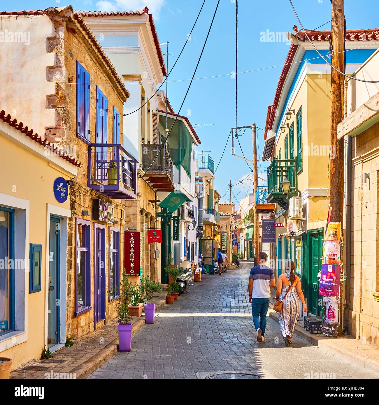 Aegina, Griechenland - 13. September 2019: Perspektive einer typischen Straße in der Stadt Aegina Stockfoto