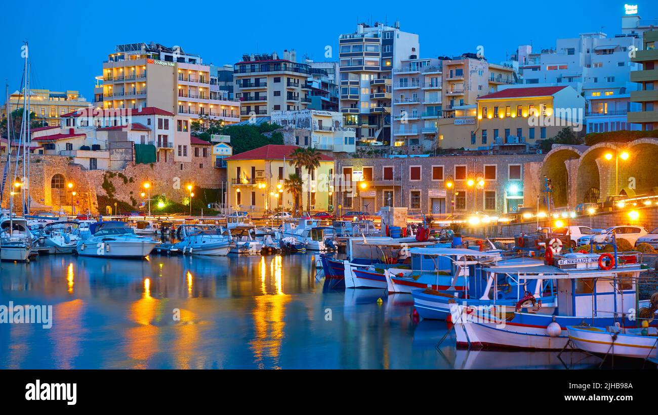 Heraklion, Griechenland - 27. April 2018: Fischerboote im Hafen von Heraklion in der Dämmerung, Insel Kreta Stockfoto