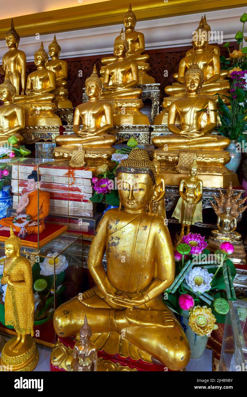 Bangkok, Thailand - 12. Dezember 2012: Goldene Buddhas im buddhistischen Tempel in Bangkok Stockfoto