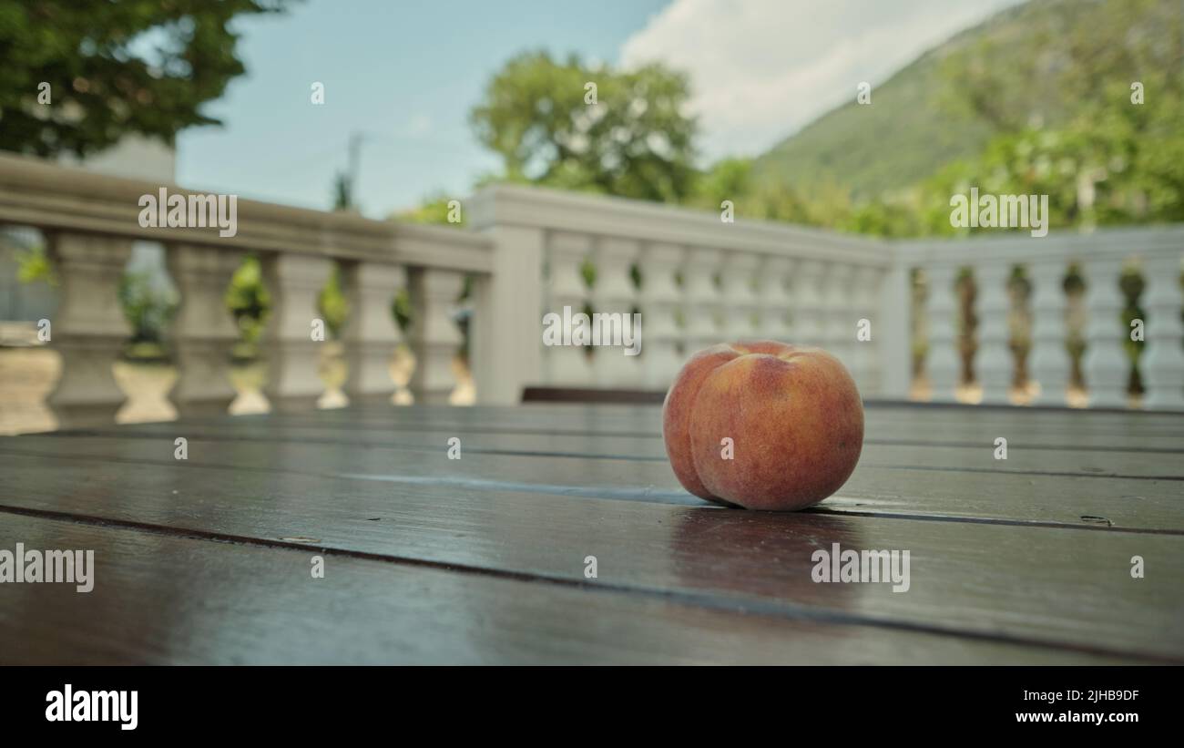 Frischer Pfirsich auf dem holzigen Tisch Stockfoto