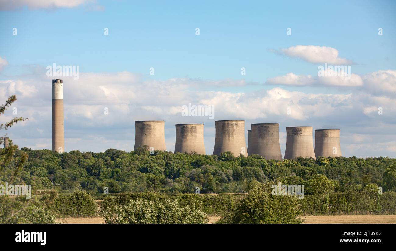 KRAFTWERK RATCLIFFE-ON-SOAR, DERBY, GROSSBRITANNIEN - 15. JULI 2022. Eine Landschaftsansicht des Ratcliffe-on-Soar-Kraftwerks in einer ländlichen oder ländlichen Umgebung Stockfoto