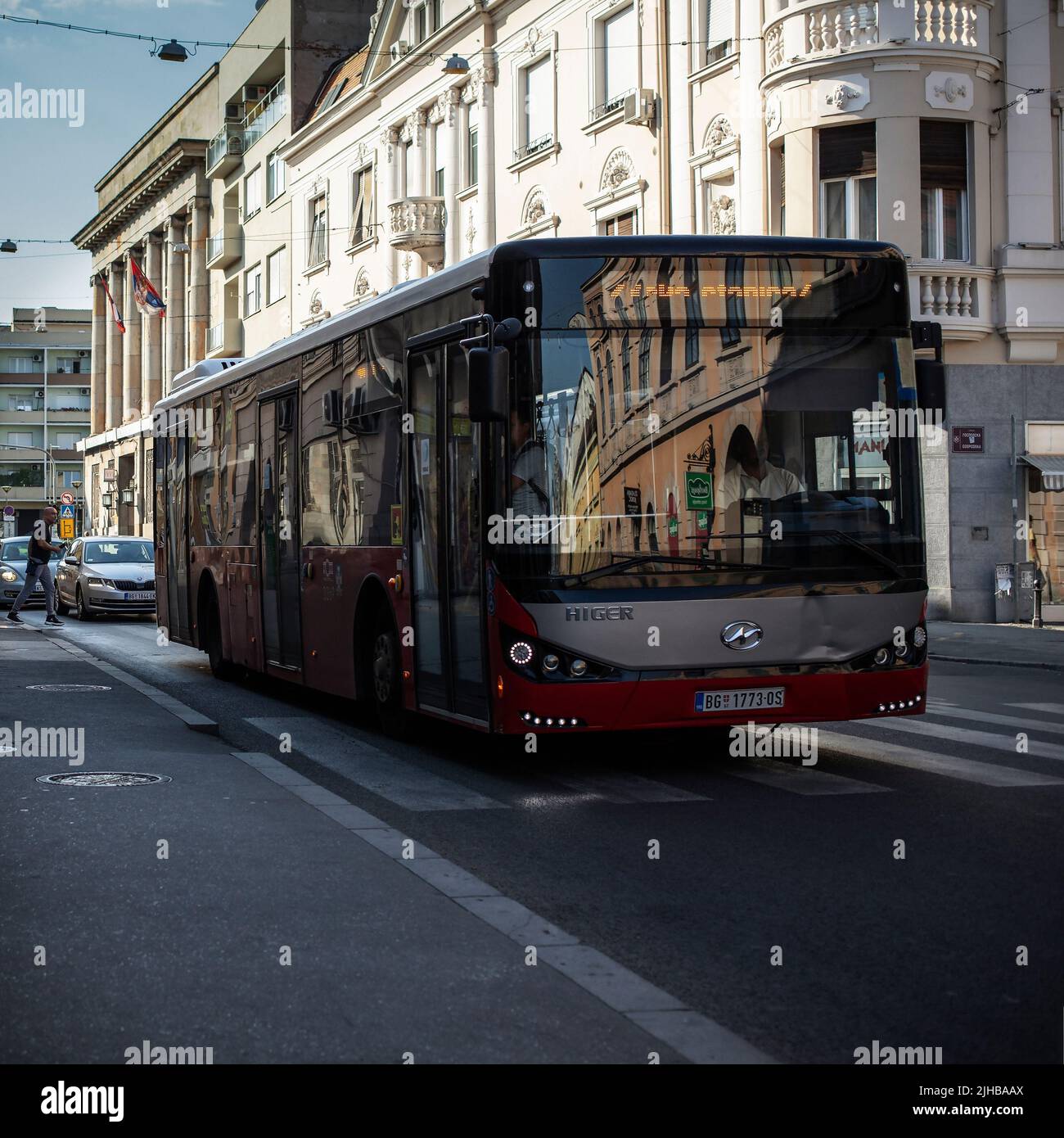 Belgrad, Serbien - Stadtbus auf der Hauptstraße in Zemun Stockfoto
