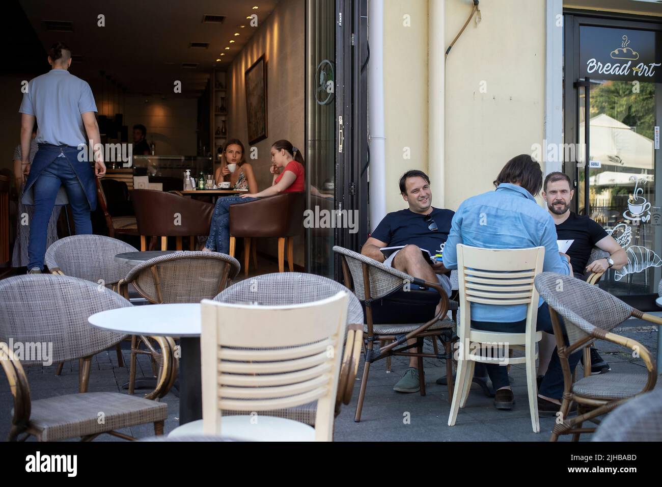 Belgrad, Serbien, 16. Jul 2022: Blick auf ein Straßencafé mit Gästen Stockfoto
