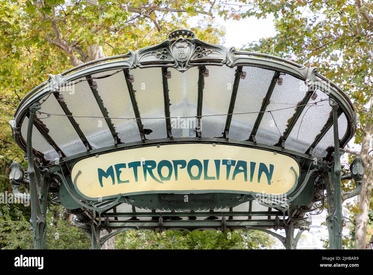 Metro-Schild und Glasdach von Paris – entworfen von Hector Guimard, einem bekannten Jugendstilarchitekten und Designer, Paris, Ile-de-France, Frankreich Stockfoto