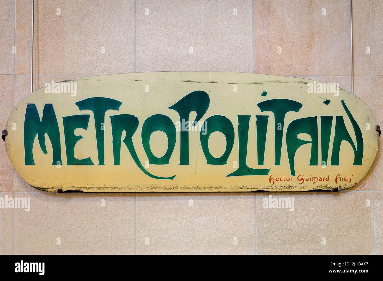 Pariser Metro-Schild: Entworfen von Hector Guimard, einem bekannten Jugendstilarchitekten und Designer, Paris, Ile-de-France, Frankreich Stockfoto