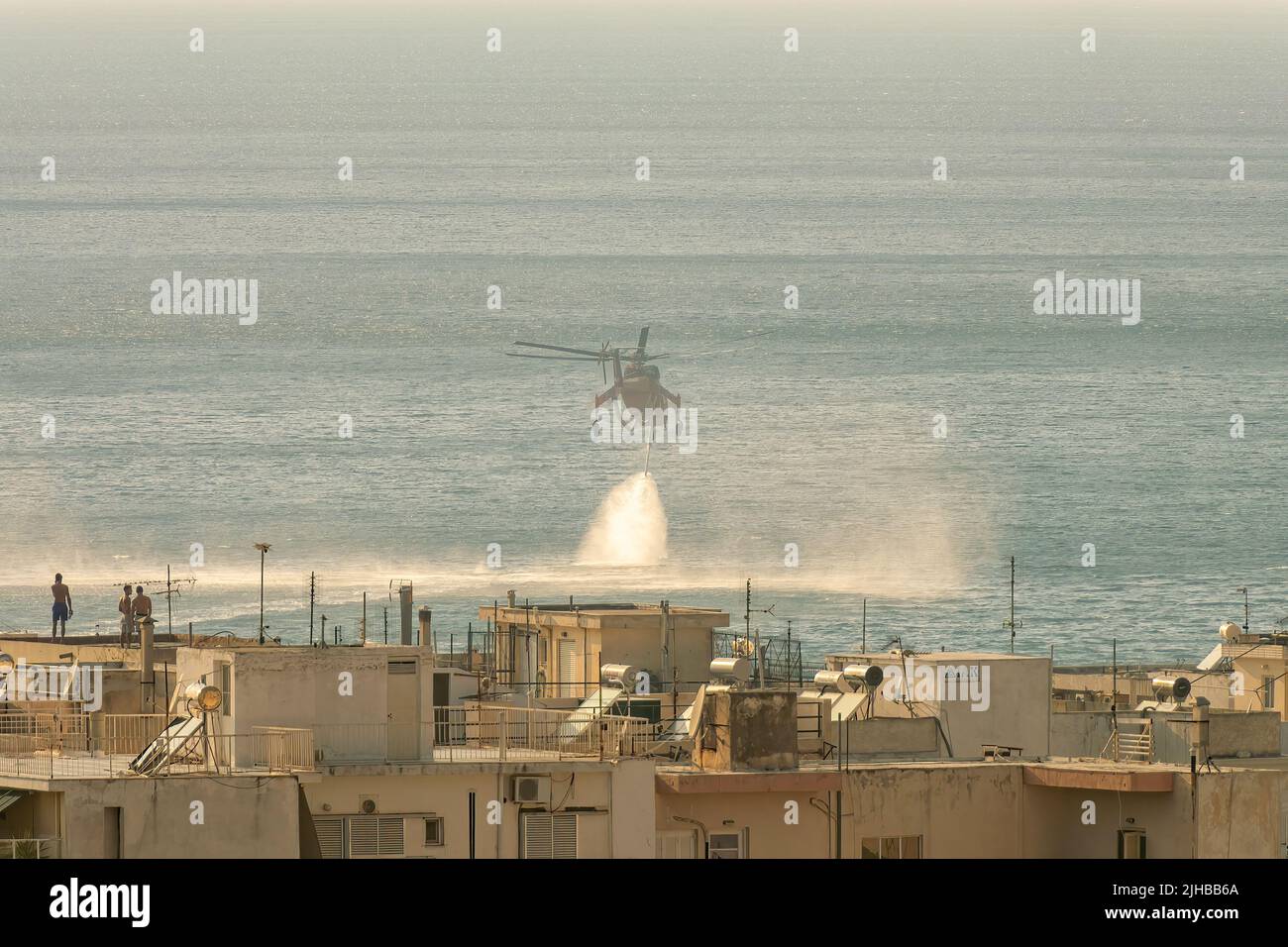 Loutraki, Griechenland 14. September 2019. Hubschrauber sammelt Wasser, um das große Feuer in Loutraki in Griechenland zu vergießen. Stockfoto