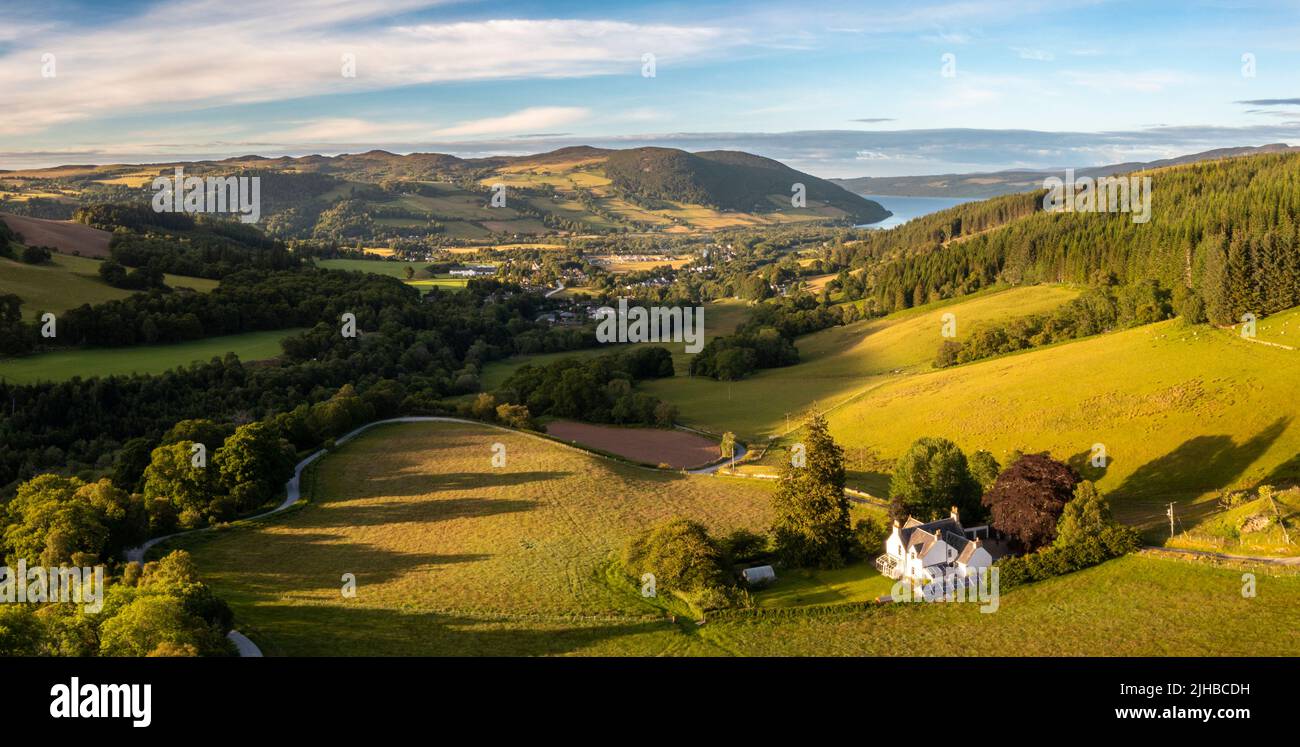 Blick über Drumnadrochit von oben auf Clunemore. Stockfoto