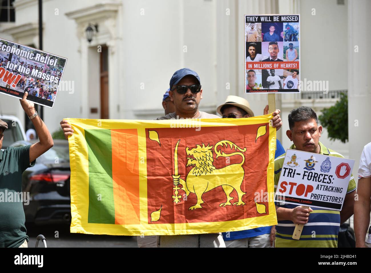 London, Großbritannien. 17. Juli 2022. Menschen aus Sri Lanka marschieren von der Hohen Kommission Sri Lankas zum Trafalgar Square, um nach dem Rücktritt von Präsident Gotabaya Rajapaksa eine vollständige Systemänderung zu fordern. Quelle: Andrea Domeniconi/Alamy Live News Stockfoto