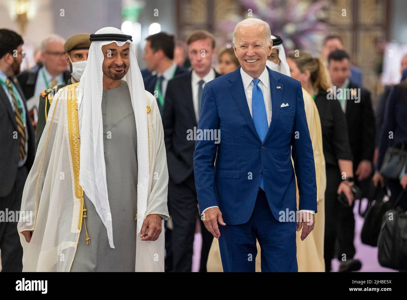 Dschidda, Saudi-Arabien. 16.. Juli 2022. US-Präsident Joe Biden, geht mit dem Präsidenten der Vereinigten Arabischen Emirate, Scheich Mohammed, links, während des Sicherheits- und Entwicklungsgipfels von Jeddah am 16. Juli 2022 in Jeddah, Saudi-Arabien, zusammen. Bild: Adam Schultz/White House Photo/Alamy Live News Stockfoto
