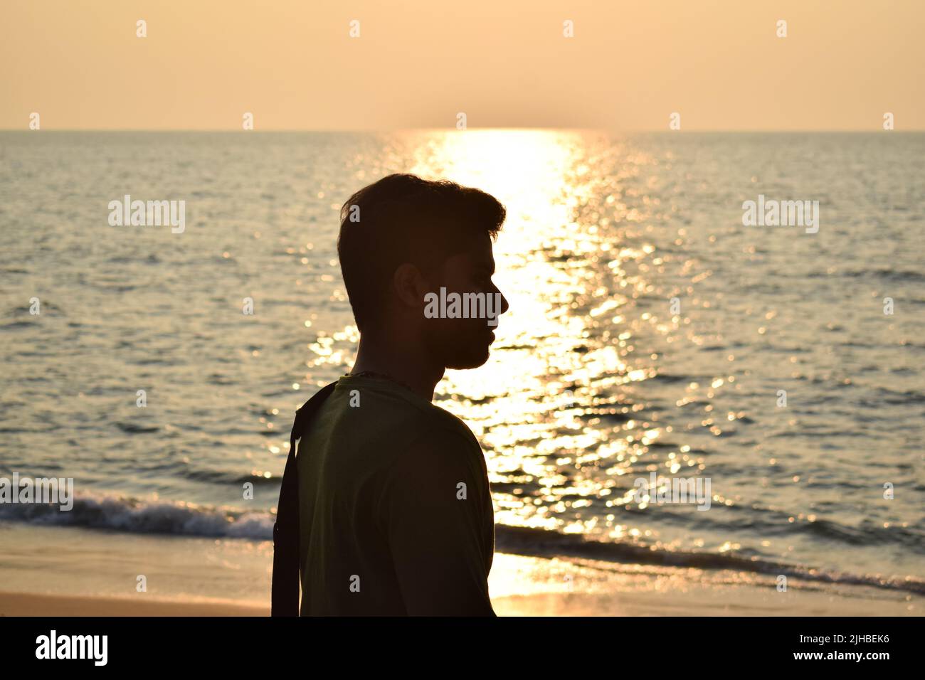 Ein Mann schaut auf das Meer. Konzept -Einsamkeit, Depression und Liebesversagen. Stockfoto