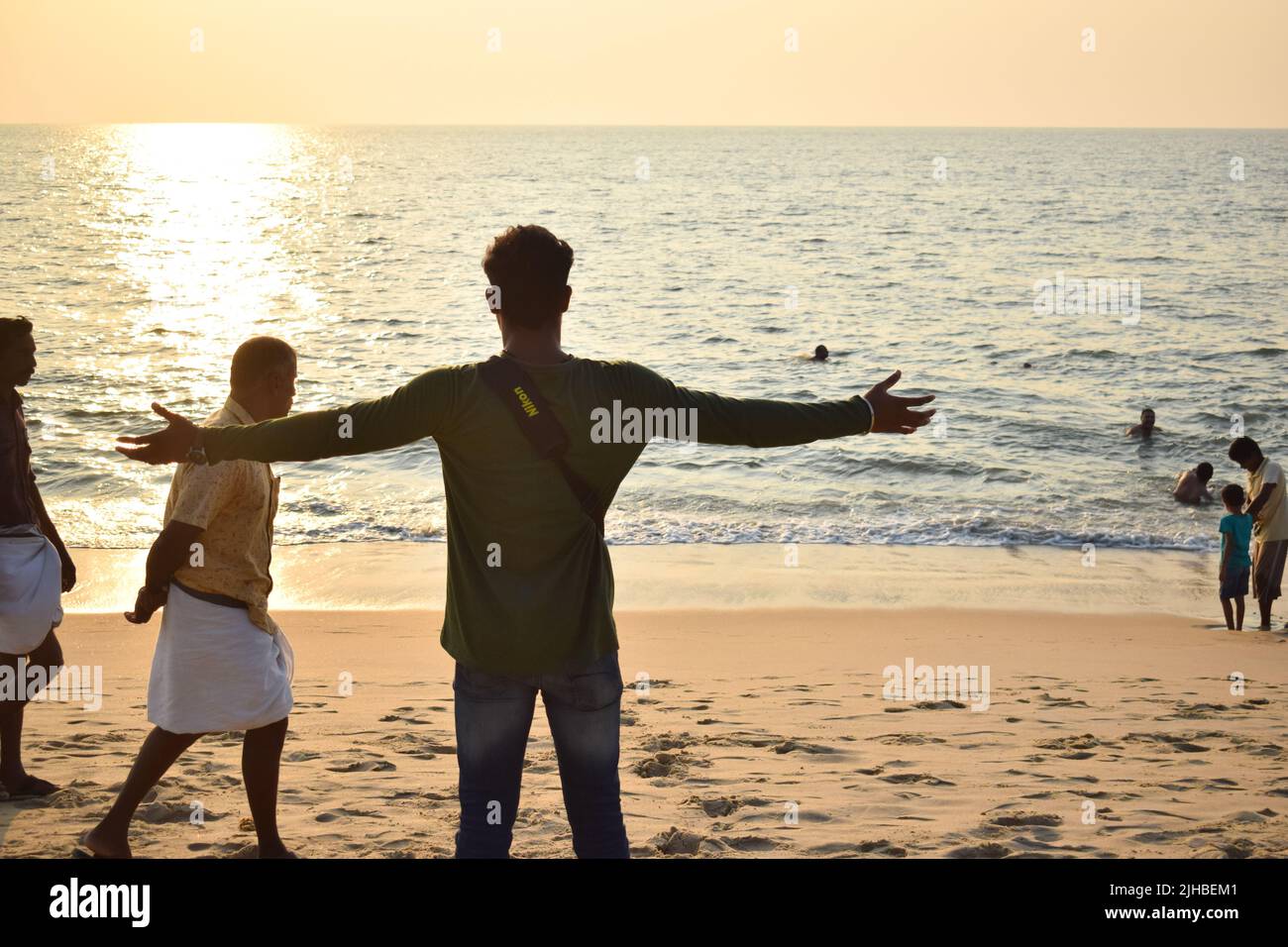 Ein Mann schaut auf das Meer. Konzept -Einsamkeit, Depression und Liebesversagen. Stockfoto