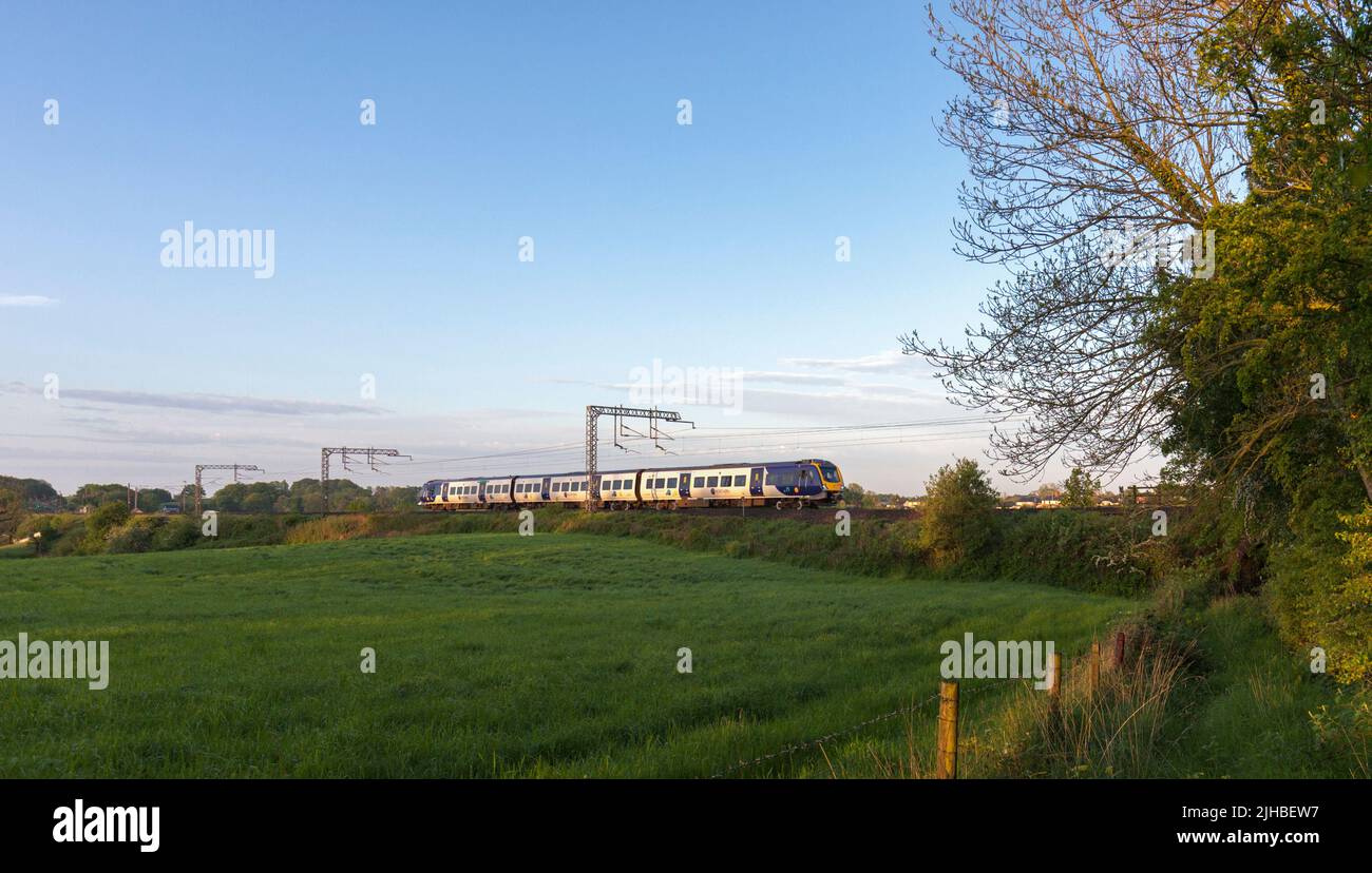 Northern Rail Class 195 CAF Diesel-Triebwerk auf der elektrifizierten Strecke West Coast Mainline in Lancashire Stockfoto