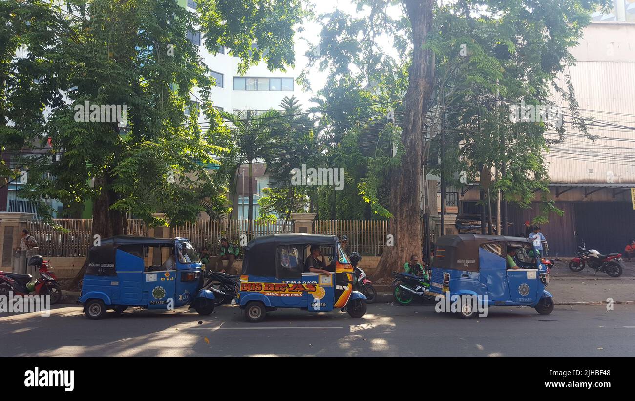 Jakarta, Indonesien, 14. Mai 2016 : das dreirädrige Fahrzeug, bekannt als "Bajai", wartet am Straßenrand auf Passagiere Stockfoto