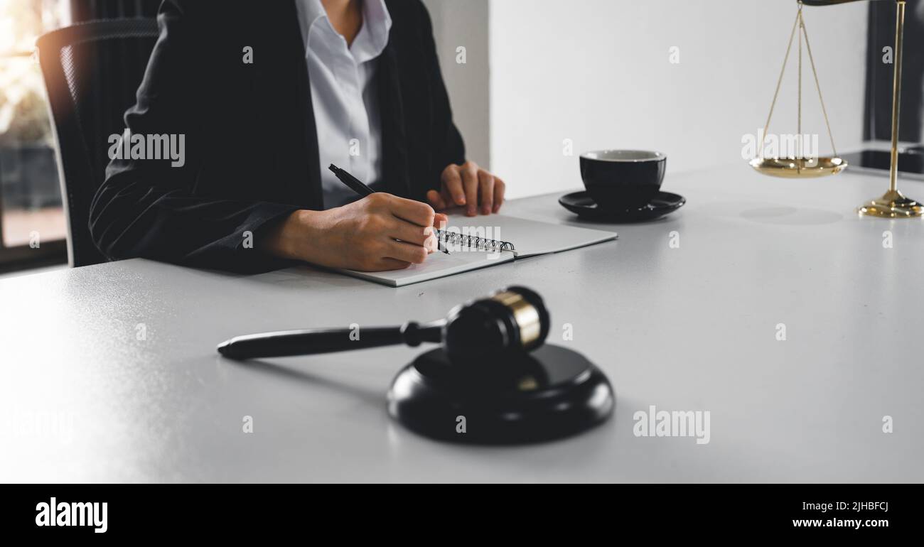 Richter Gavel mit Justizanwälten, Business Waam in Klage oder Anwalt arbeiten an einem Dokument. Rechtsrecht, Beratung und Justizkonzept. Stockfoto