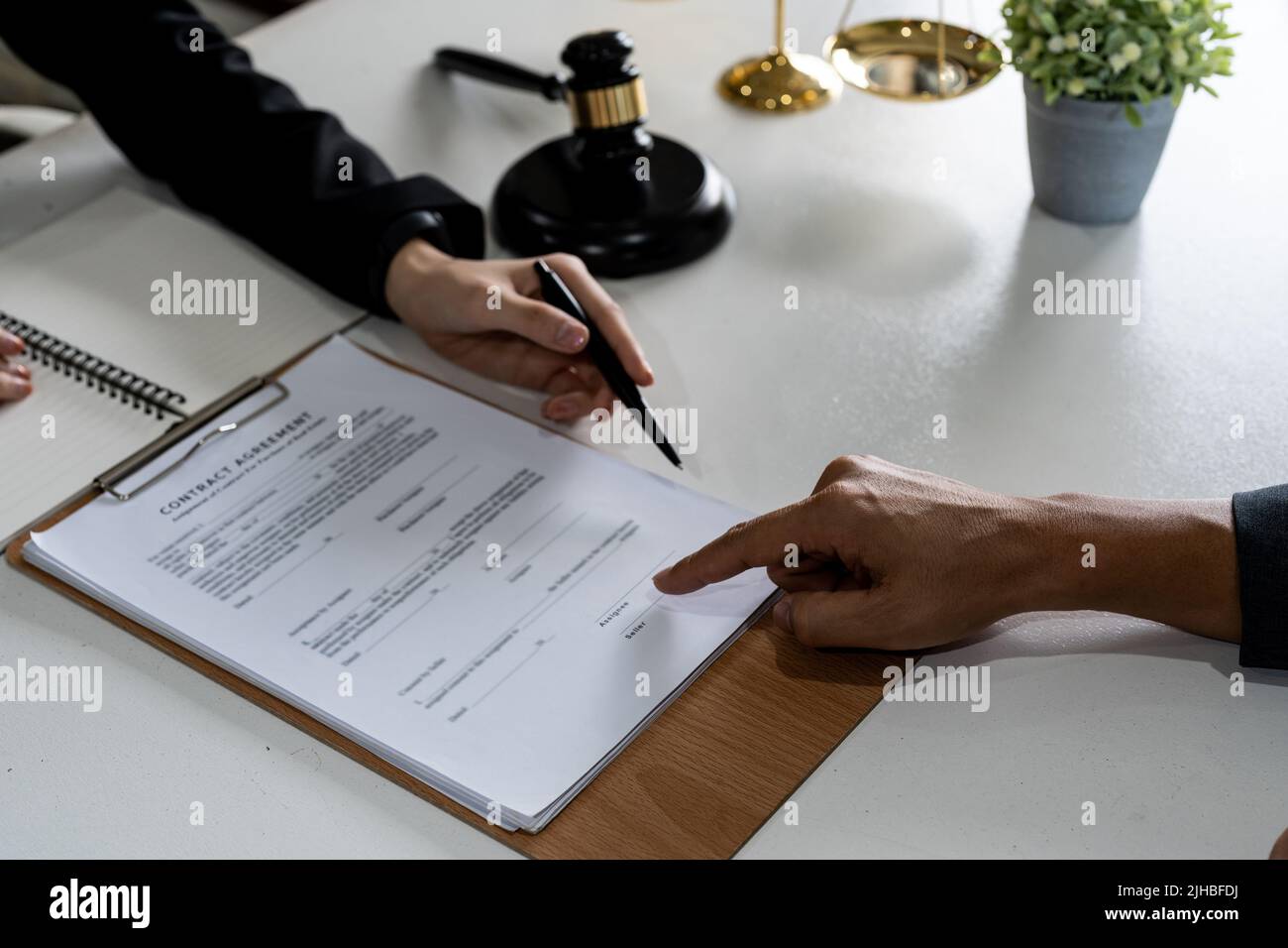 Geschäftsmann unterzeichnen einen Vertrag Investition professionelle Dokument Vereinbarung. Tagungsraum. Stockfoto