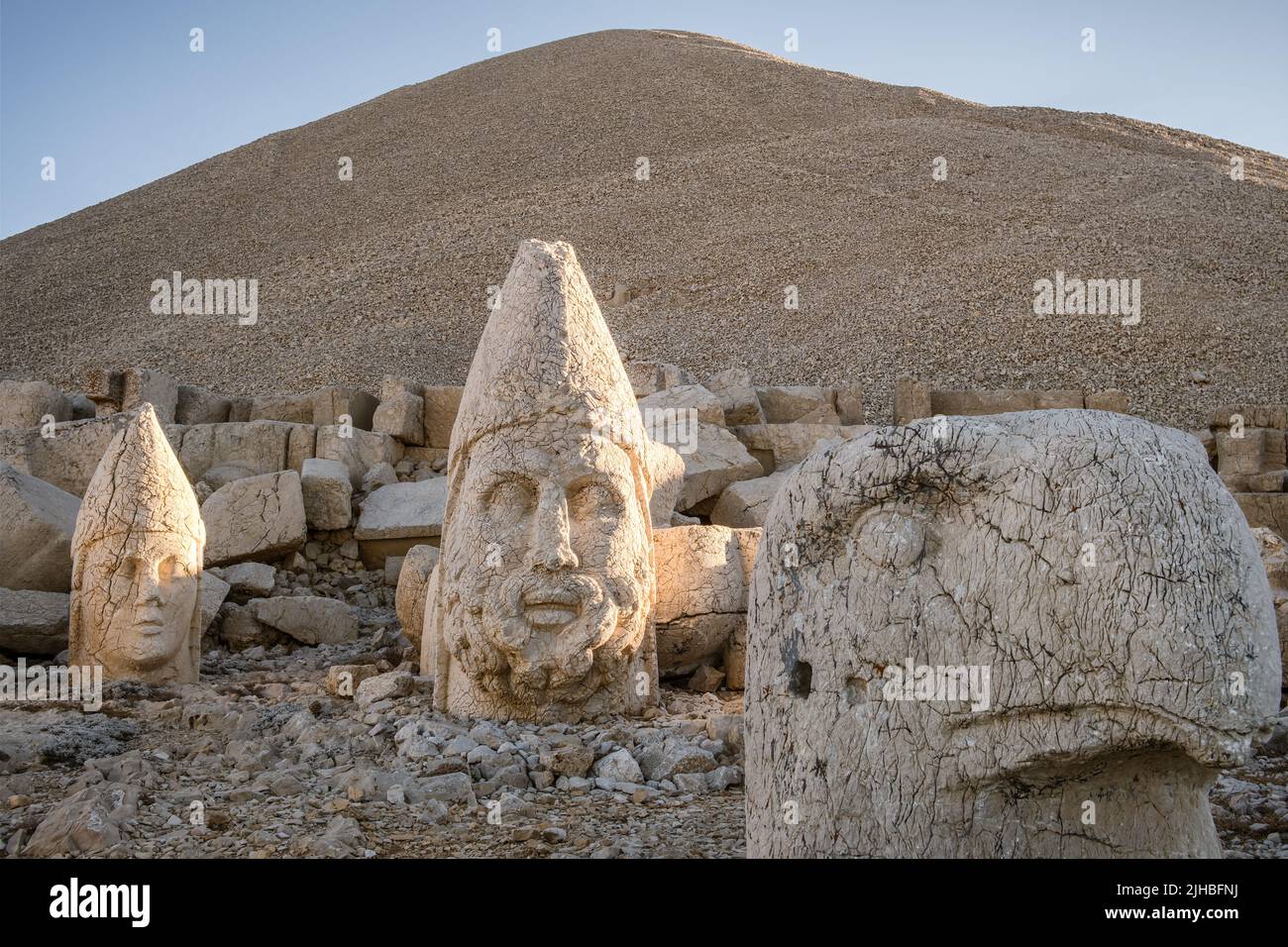 Antike Statuen bei Sonnenaufgang auf dem Nemrut Berg in der Türkei. Stockfoto