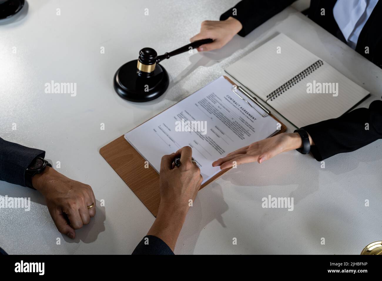 Die Rechtsabteilung vereinbart einen Termin mit dem Kunden, um eine Vermittlungsvereinbarung zur Zahlung der Schulden zu unterzeichnen - Draufsicht Stockfoto